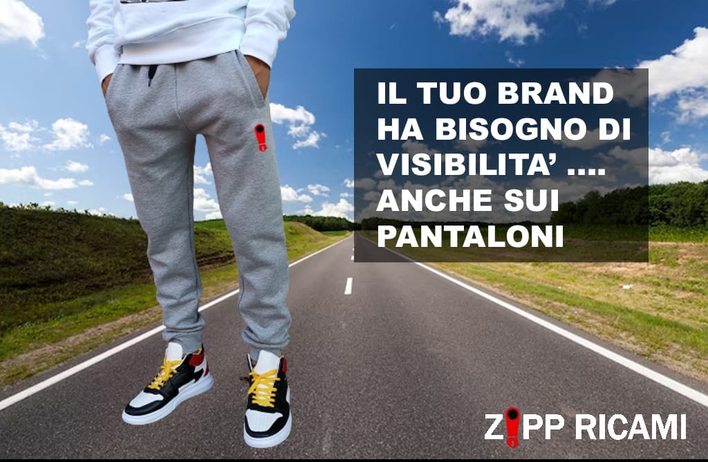 pantaloni con logo ricamato