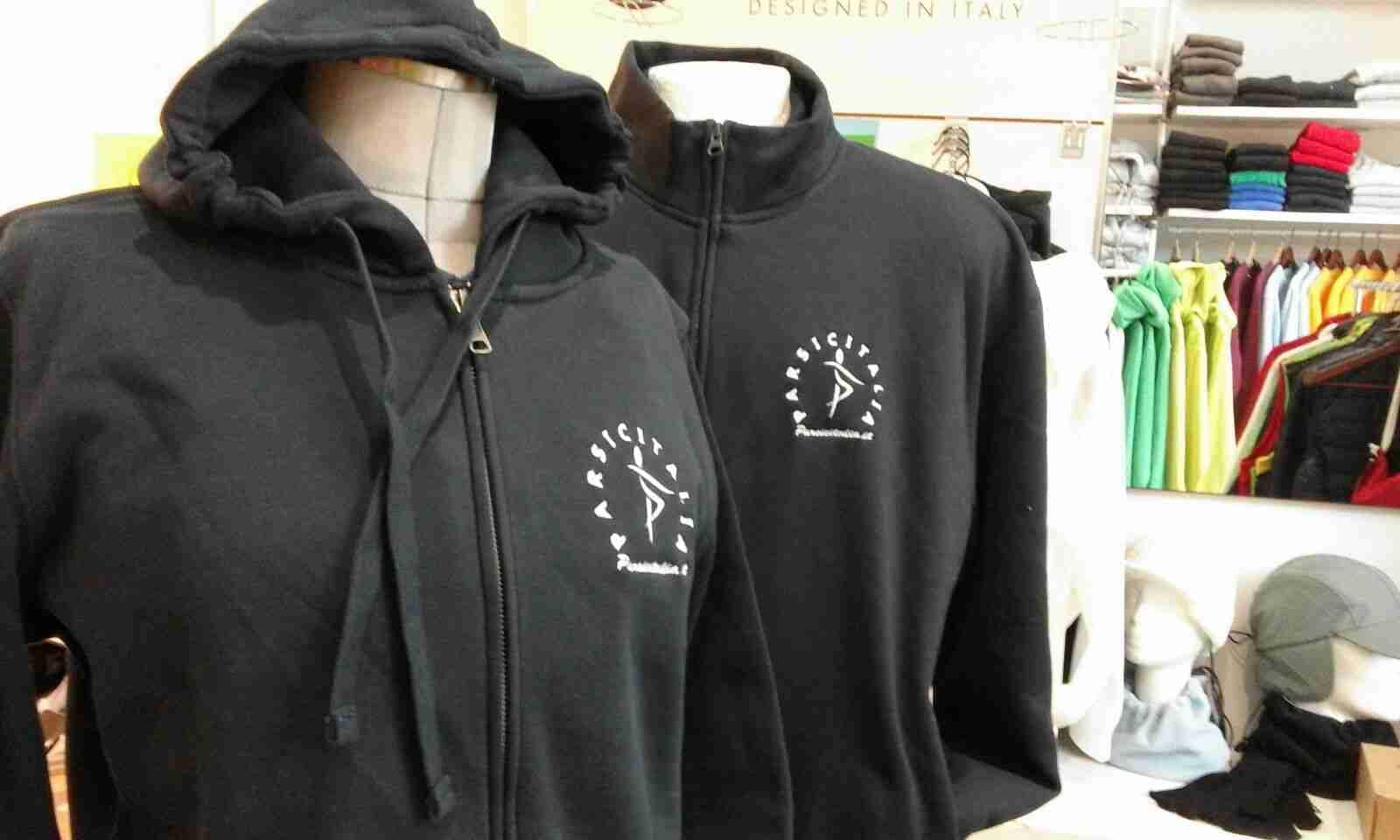 divise con logo ricamato divise con logo ricamato