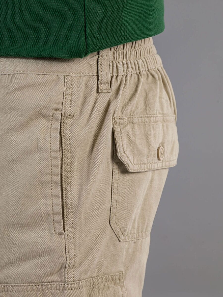 pantaloncino cargo con ricamo